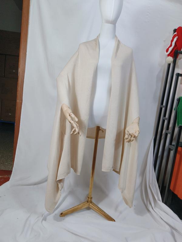 «Kremhvit strikket poncho med åpen front