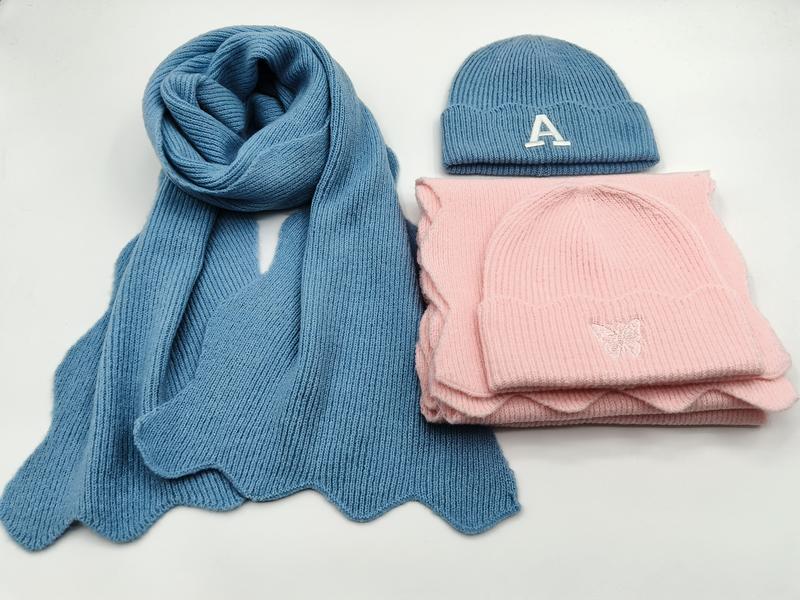 Blå og rosa ribbestrikket lue og skjerf-sett med brodert bokstav A og sommerfugl.