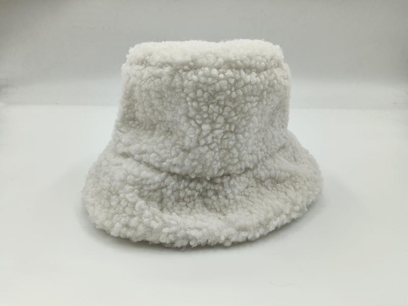«Hvit fluffy sherpa bøttehatt med bred brem og teddy-fleece tekstur»