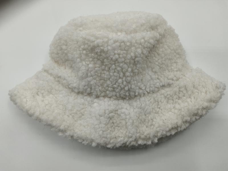 «Kremhvit bucket hat i sherpa fleece med fluffy boucle-tekstur – myk og varm vinterlue»