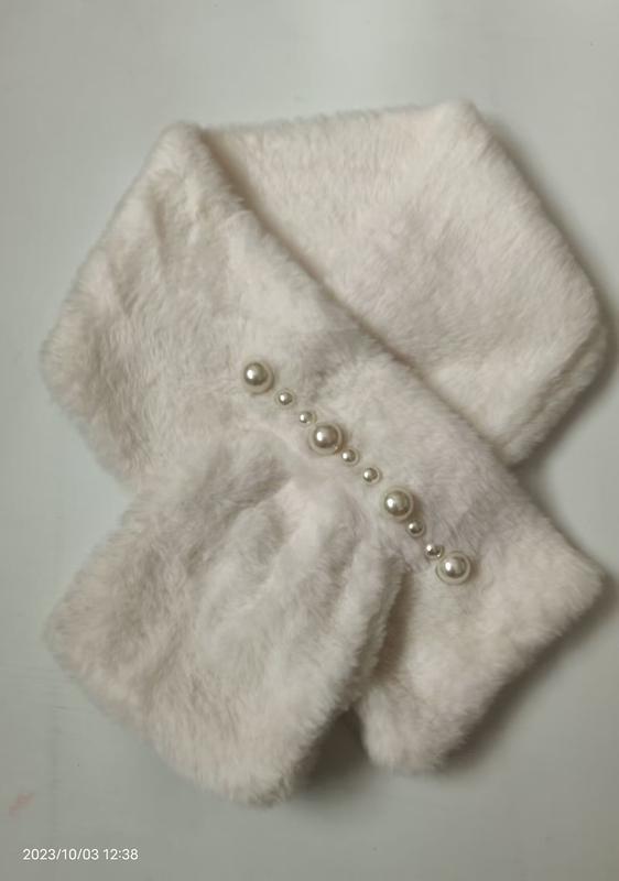Hvit fakepels halsskjerf med perledekorasjoner – grossist moteaccessoar for dame. Elegant og fluffy design.