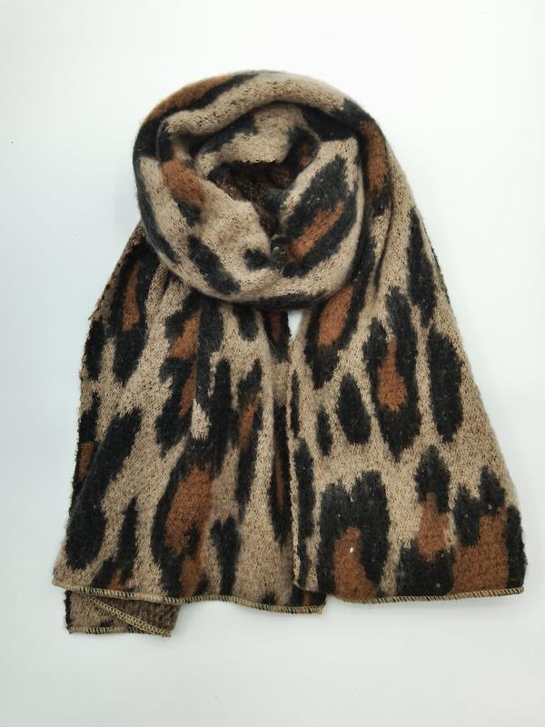 Oppkveilet leopardmønstret strikket skjerf i beige