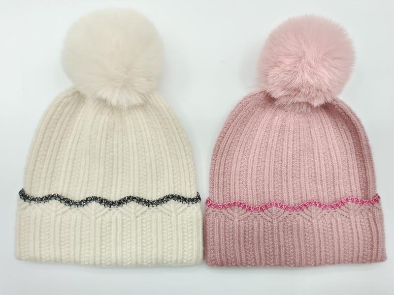 Krem og rosa ribbestrikket lue med glitterdetaljer og kunstig pelspom-pom