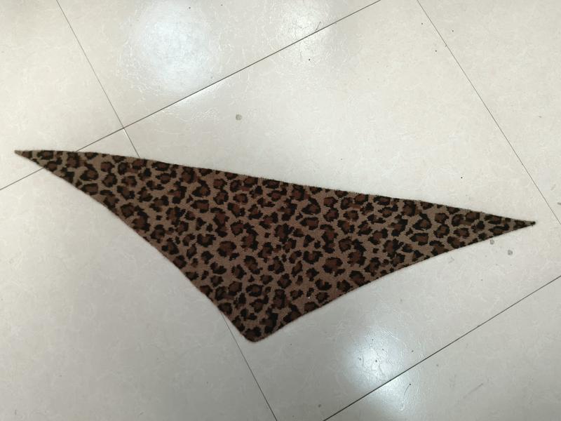 «Trekanta bandana-skjerf med leopardmønster i brune og svarte flekker