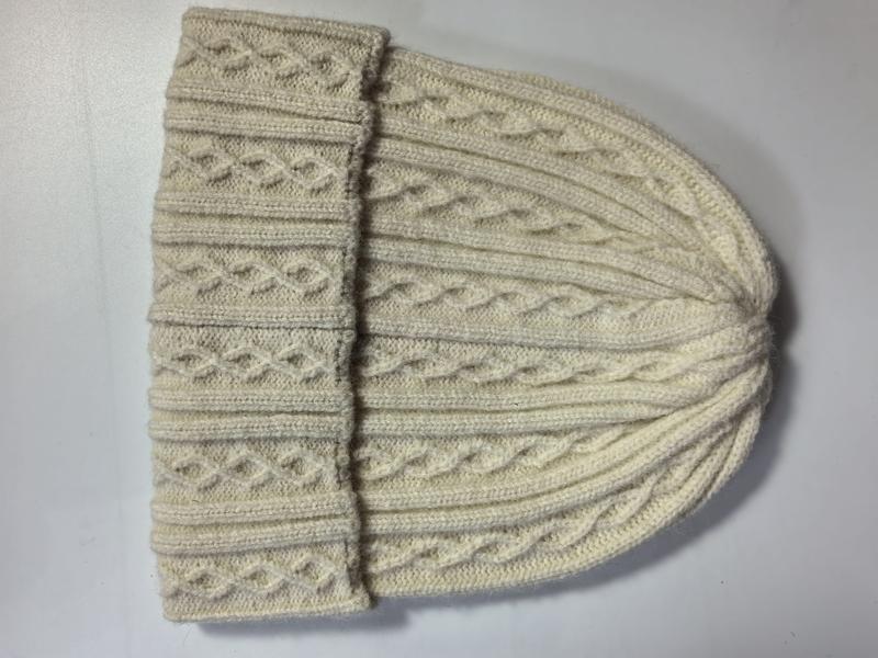 Kremhvit kabelstrikket ullbeanie med brettet kant og diamantmønster – tilgjengelig for grossister.