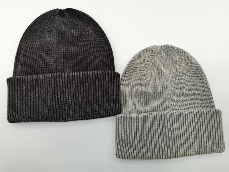 Ribbet strikket beanie-lue med oppbrett i to farger: koksgrå og lysegrå