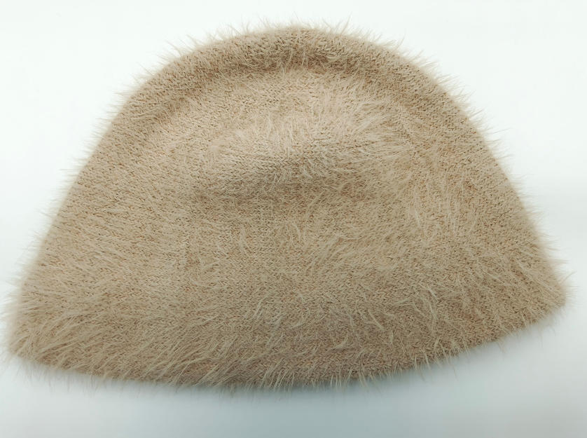 Beige fluffy bucket hat i strikket eyelash-garn med myk