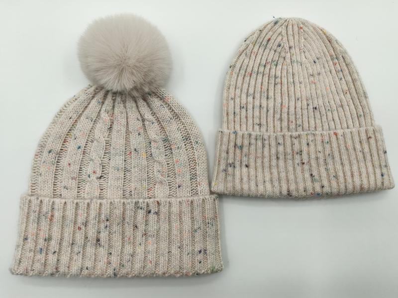 Kremhvite strikkede vinterluer med flekkmønster – én med flettestrikk og pom-pom i kunstpels