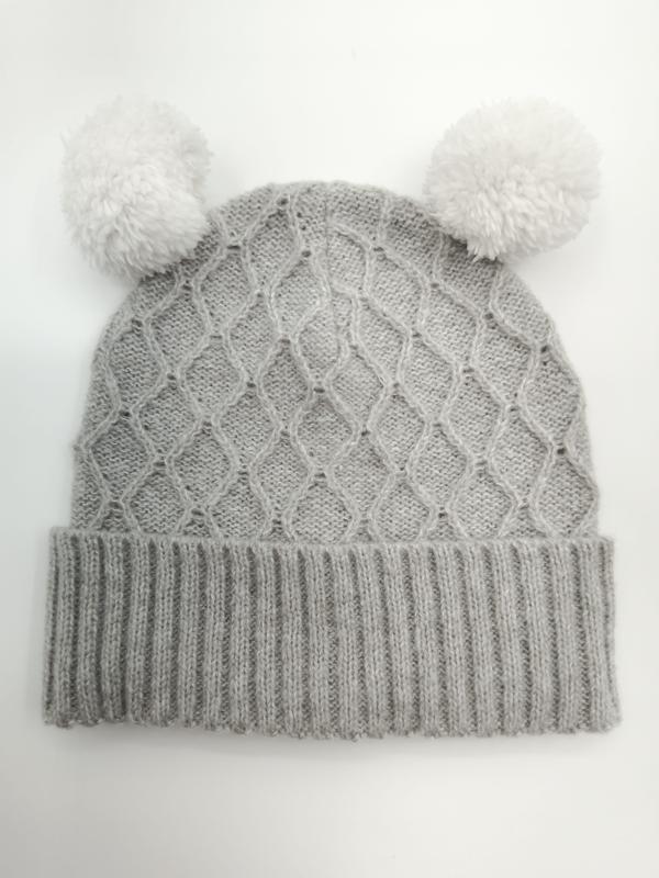 Grå strikket lue med to hvite pom poms på toppen og ribbet kant