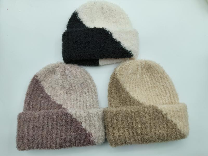 Tre strikkede luer i tofarget colorblock-design: sort/krem