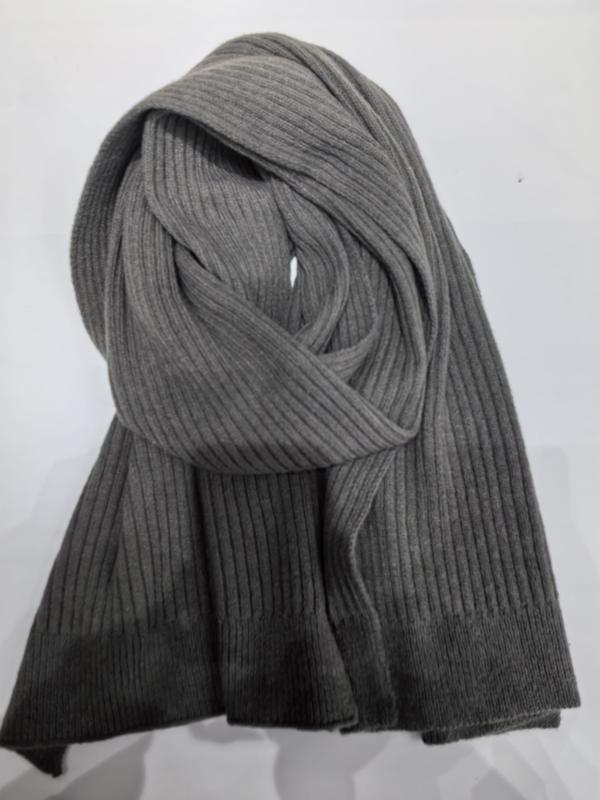 Gråmelert ribbestrikket vinterskjerf i unisex-design