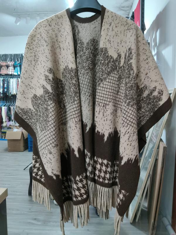 Strikkepancho i beige og brun med løvmønster