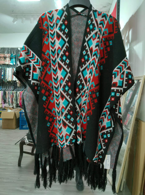 «Svart strikket poncho med åpen front