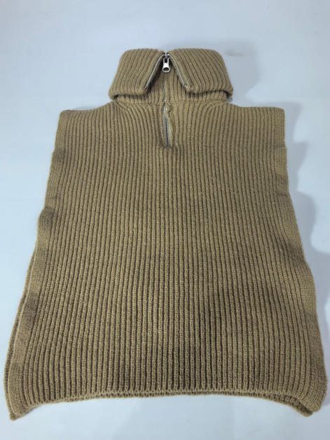 Kamelfarge ribbestrikket ermeløs poncho-vest med sølv halv-zip krage