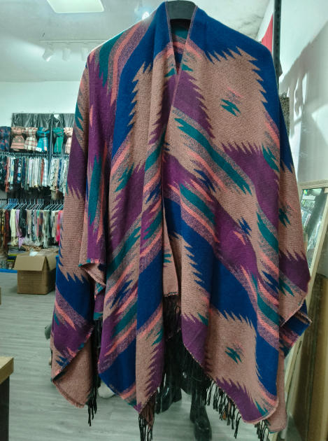 Oversized boho poncho med sikksakk-aztekermønster i blå