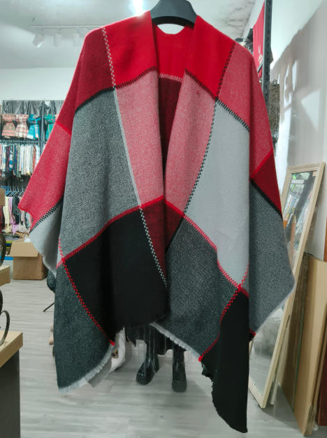 «Vevd poncho i oversized passform med geometrisk fargeblokkemønster i rødt