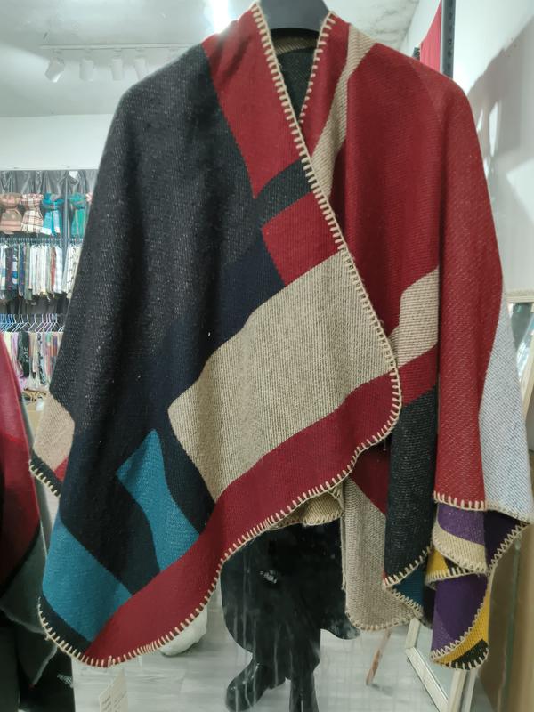 Oversized poncho i ullblanding med geometrisk fargeblokksmønster i kull