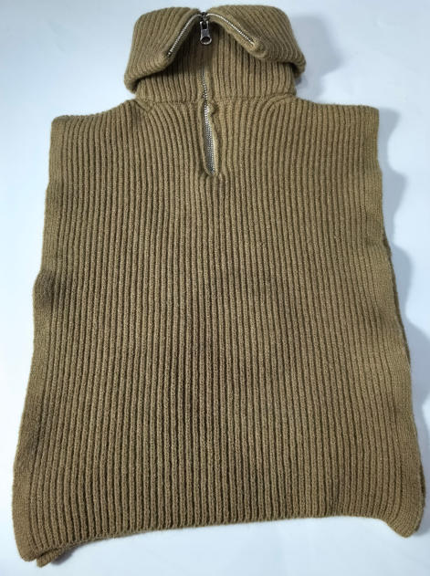 Kamelbrun ribberstrikket ermeløs poncho-vest med halv-zip rullekrage – grossist tilgjengelig.