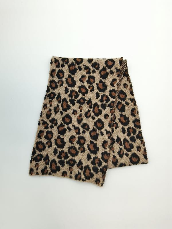 ""Brettet beige og brun leopardmønstret strikket halsvarmer snood på hvit bakgrunn.""