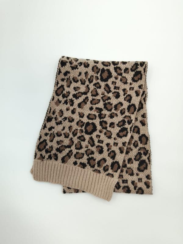 Beige og svart strikket skjerf med leopardmønster og ribbede kanter