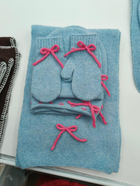 Babyblå strikket vintergavesett med skjerf