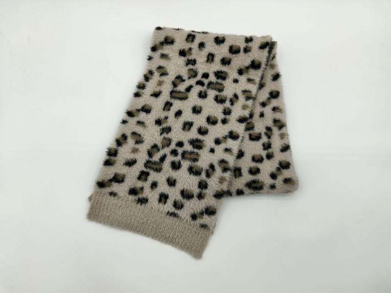Beige kunstpels-skjerf med svart og brun leopardmønster