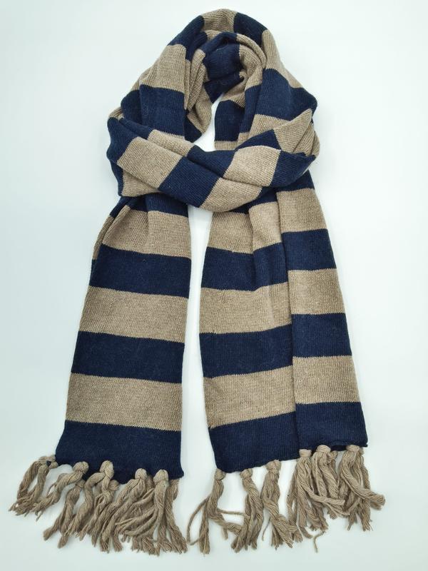 Strikket skjerf med marineblå og beige brede striper og frynser