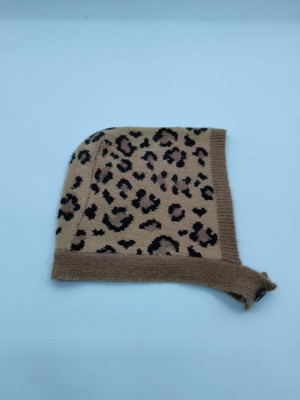 Kamelbrun strikket babylue med leopardmønster