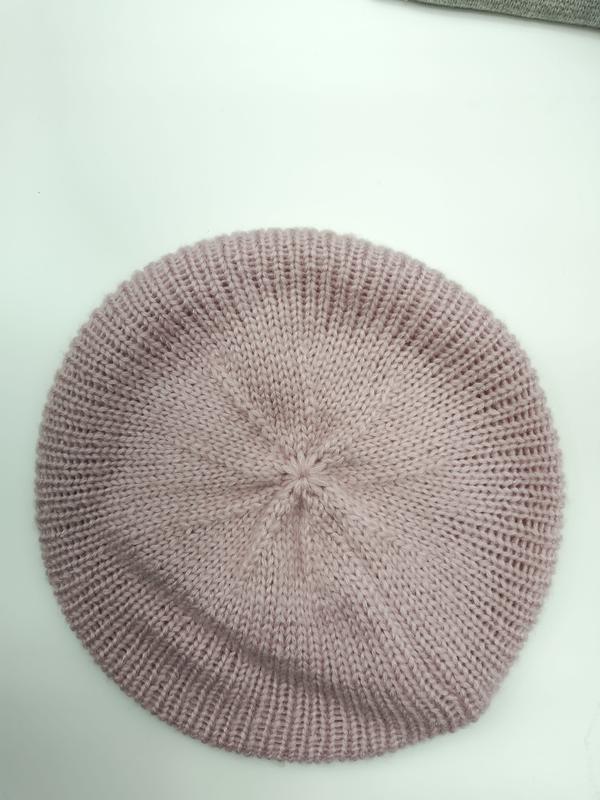 Dusty rose rosa ribbestrikket baret i myk ullblanding