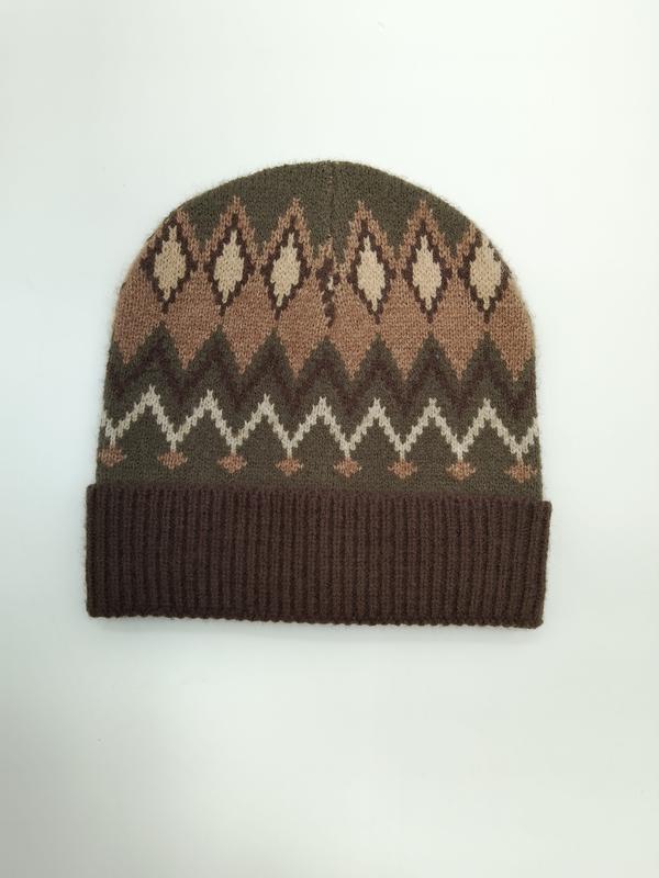 Brun og olivengrønn strikket Fair Isle-lue med kremhvitt geometrisk mønster og ribb-kant.