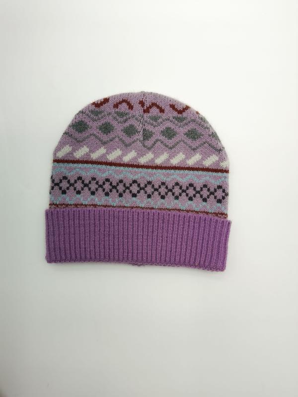 Lilla Fair Isle strikket lue med flerfarget geometrisk mønster og ribbet kant