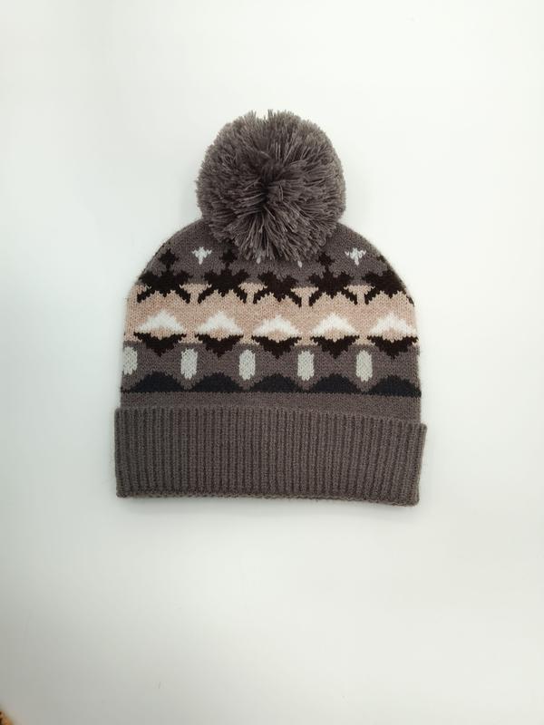 Grå strikket vinterlue med Fair Isle-mønster i rosa