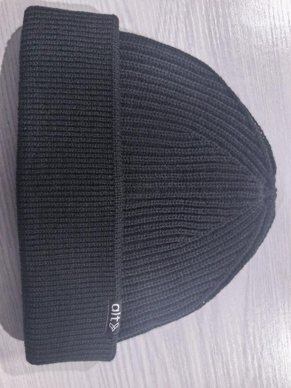 Svart ribbestrikket cuffed beanie med brettet brem