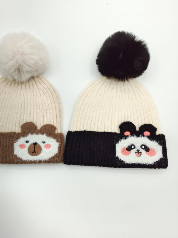 To ribbede luer med pom-pom: beige bjørnelue og hvit pandalue
