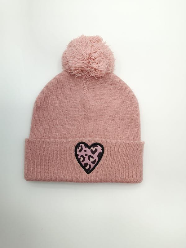 Rosa strikket vinterlue med fluffy pompom og leopardmønstret hjertemerke på bremmen.
