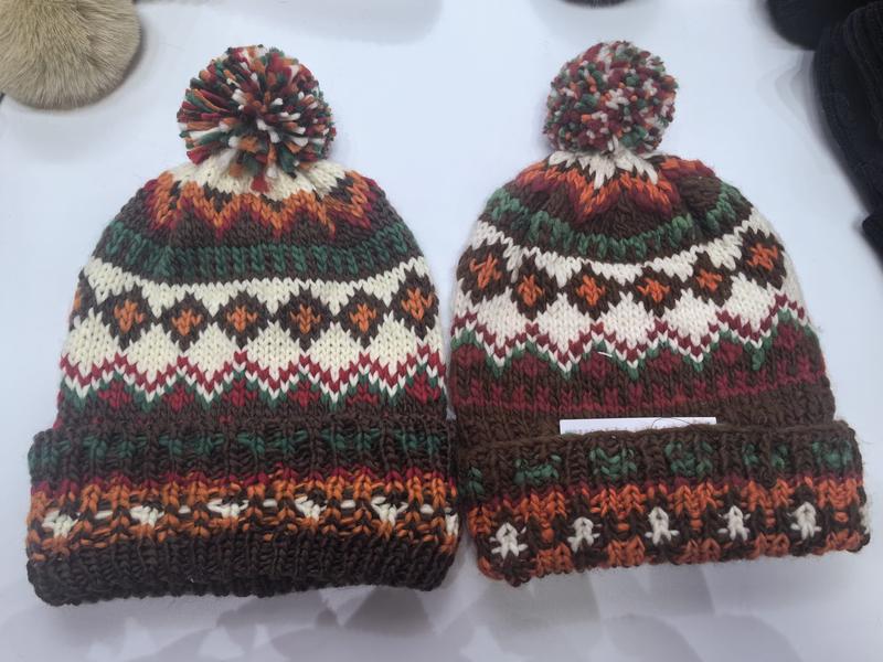 Strikket Fair Isle-lue med dusk i brun