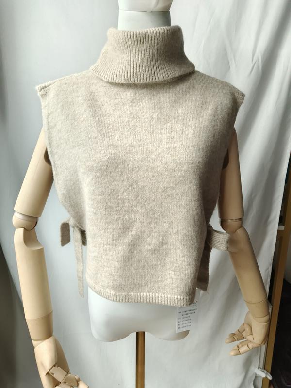 Beige strikket ermeløs pologenser-vest med sidelisser