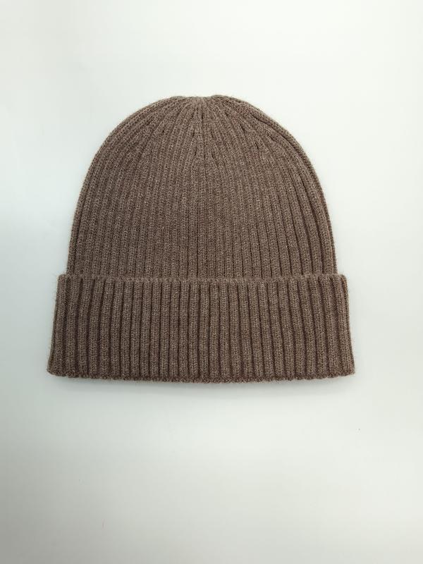 Taupe ribbet strikket lue med oppbrett