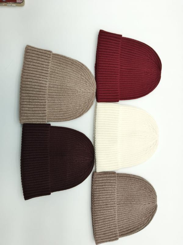 «Fem ribbede strikkeluer i beige