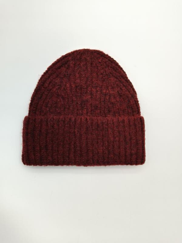 Mørk burgunder grovstrikket lue i ribbestrikk med brettet kant