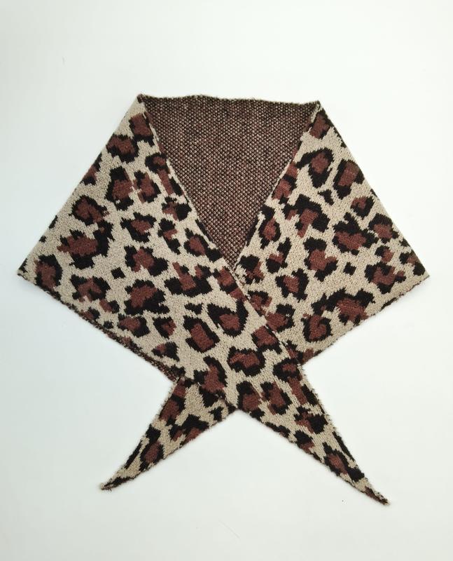 Beige og brun leopardmønstret strikkeskjerf