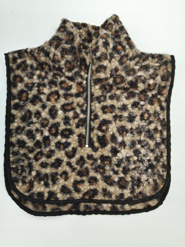 Leopardmønstret fleece-halsvarmer med halv glidelås i sølv og svarte kanter