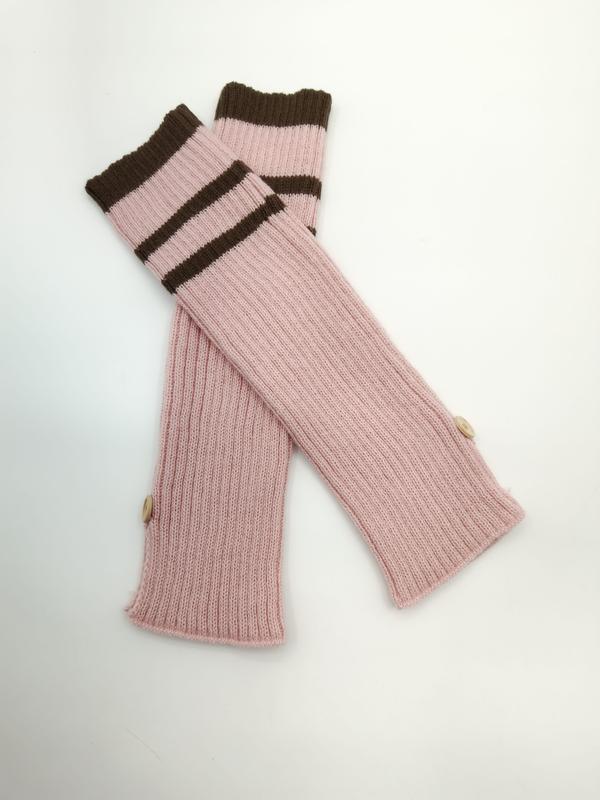 Rosa ribbstrikket armvarmere med brune striper