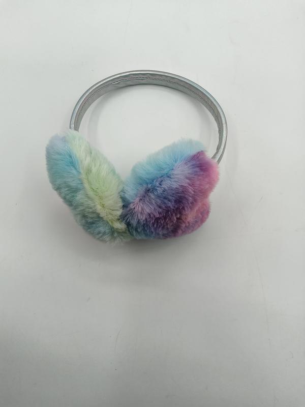 Fargerike pastell regnbue tie-dye fluffy kunstpels ørevarmer med sølv metallisk hodebånd på hvit bakgrunn.