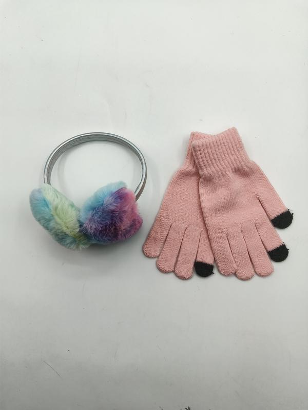 Regnbuefargede tie-dye ørevarmere med sølvhodebøyle og rosa strikkede touchscreen-hansker på hvit bakgrunn.