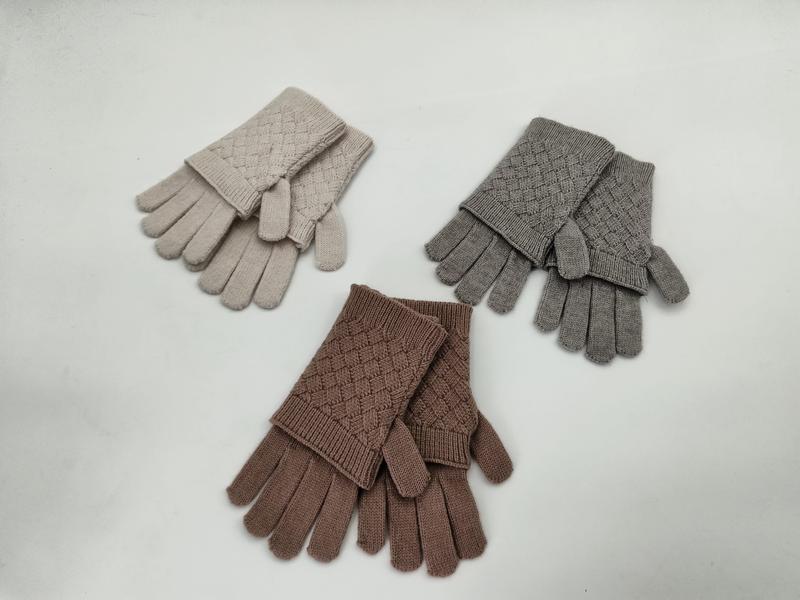 Tre par strikkede vinterhandsker med diamantmønster i beige, grå og lyslilla, lagt flatt på hvit bakgrunn.
