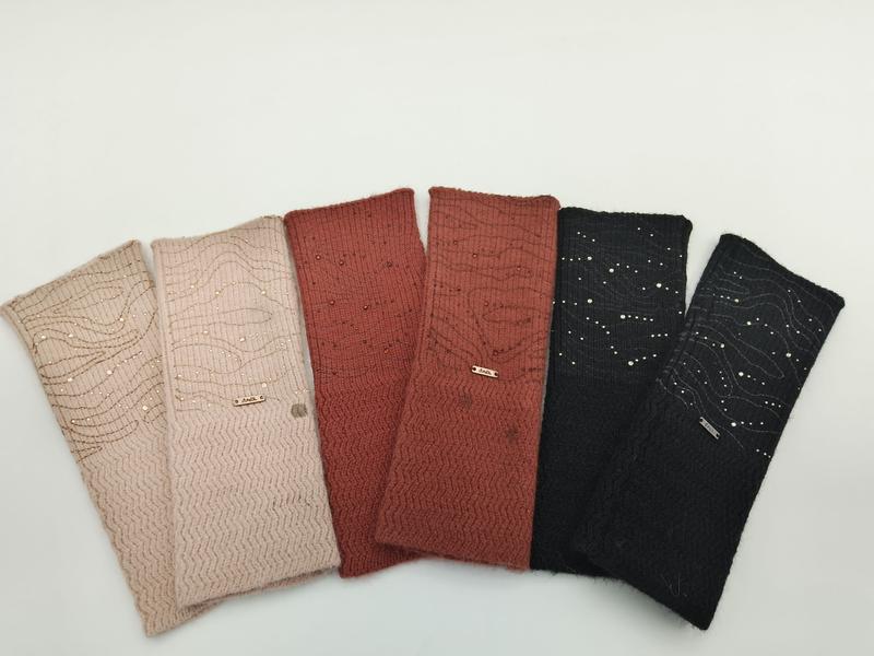 «Seks strikkede hårbånd i rosa, støvete rosa, rust, terrakotta, kull og svart med paljett- og bølgebroderi.»