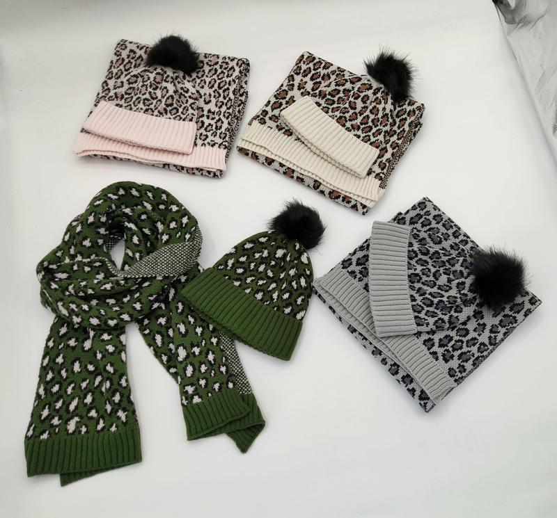 Leopardmønstret lue- og skjerfesett i strikk med pompom i kunstpels, i rosa, krem, grønn og grå.
