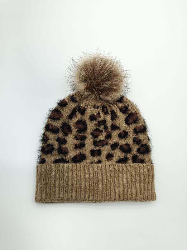 Kamelbrun lestrikket lue med leopardmønster og fluffy kunstpels-pom-pom på hvit bakgrunn.