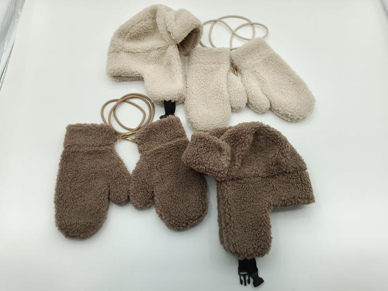 «Krem og brun sherpa fleece-lue og vottesett i to størrelser, koblet med elastiske snorer, fotografert ovenfra.»